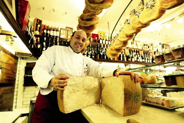 Les rois de la table en Emilie Romagna: jambon de Parme, Parmesan, Vinaigre balsamique, vins bio. Les rois de la table en Emilie Romagna: jambon de Parme, Parmesan, Vinaigre balsamique, vins bio.